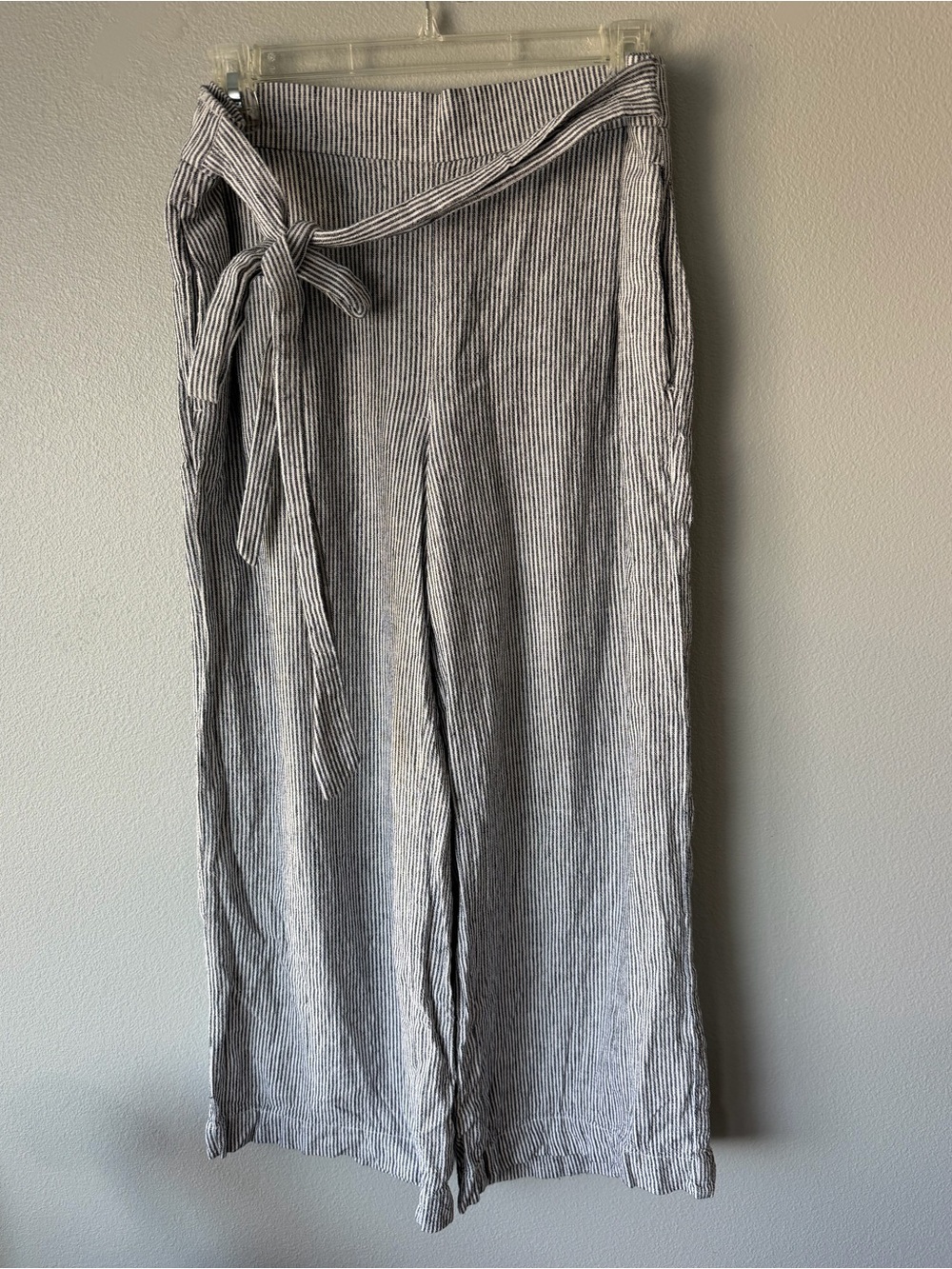 Loft Outlet white blue pinstripe wide leg cropped pants Women’s sz M